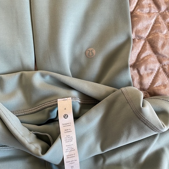 Lululemon 
DESCRIPTION 	Wunder Train HR Crop 23" *Contour Fit MYGD 4 - Picture 3 of 4